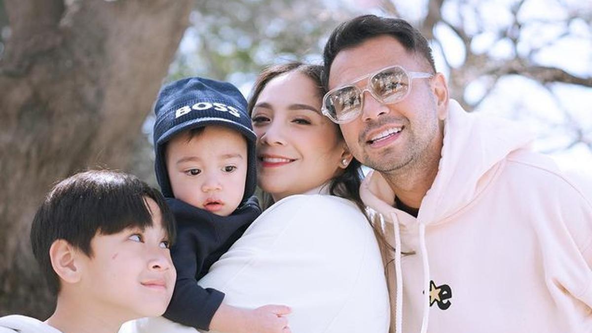 Nongkrong Ala Sultan, 5 Potret Raffi Ahmad Abadikan Momen Rafathar Duduk di Emperan Depan Toko Jepang