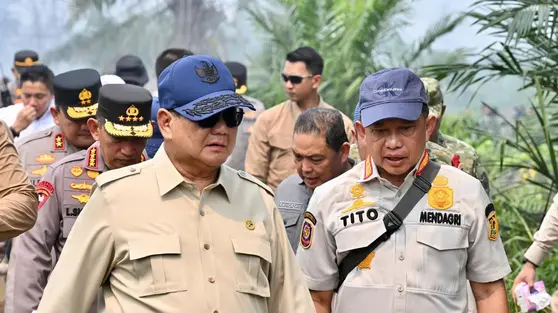 Mendagri Tito Dampingi Presiden Prabowo Tinjau Lahan Terbakar di Kalbar