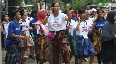 Remaja menari saat Festival Sarung Indonesia 2019 di Plaza Tenggara Kompleks Gelora Bung Karno, Jakarta, Minggu (3/3). Festival ini untuk menghidupkan kesadaran dan kebanggaan generasi muda akan kekayaan budaya Indonesia. (Liputan6.com/Helmi Fithriansyah)