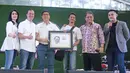 Menkominfo, Rudiantara berfoto bersama seusai mengisi acara Brizzi Vidio Fair 2017 di kawasan Jakarta, Sabtu (9/12). Adapun Brizzi Vidio Fair disponsori oleh Brizzi (Bank BRI) dan didukung oleh Masakapaya.com. (Liputan6.com/Herman Zakharia)
