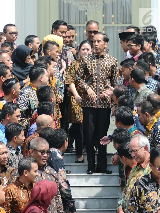 Presiden Joko Widodo (tengah) berbincang dengan pendamping Program Keluarga Harapan (PKH) setelah Jambore Sumber Daya PKH Tahun 2018 di Istana Negara, Jakarta, Kamis (13/12). Jambore diikuti 598 peserta dari seluruh Indonesia. (Liputan6.com/Angga Yuniar)