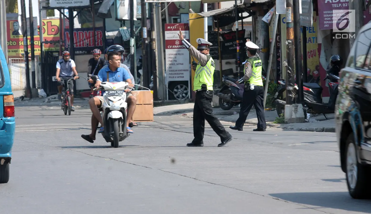 Polisi mengatur arus lalu lintas di jalan Komjen Pol M Yasin depan Mako Brimob Kelapa Dua, Depok, Kamis (10/5). Sebelumnya, terjadi kerusuhan di Rutan Salemba cabang Mako Brimob. (Liputan6.com/Helmi Fithriansyah)
