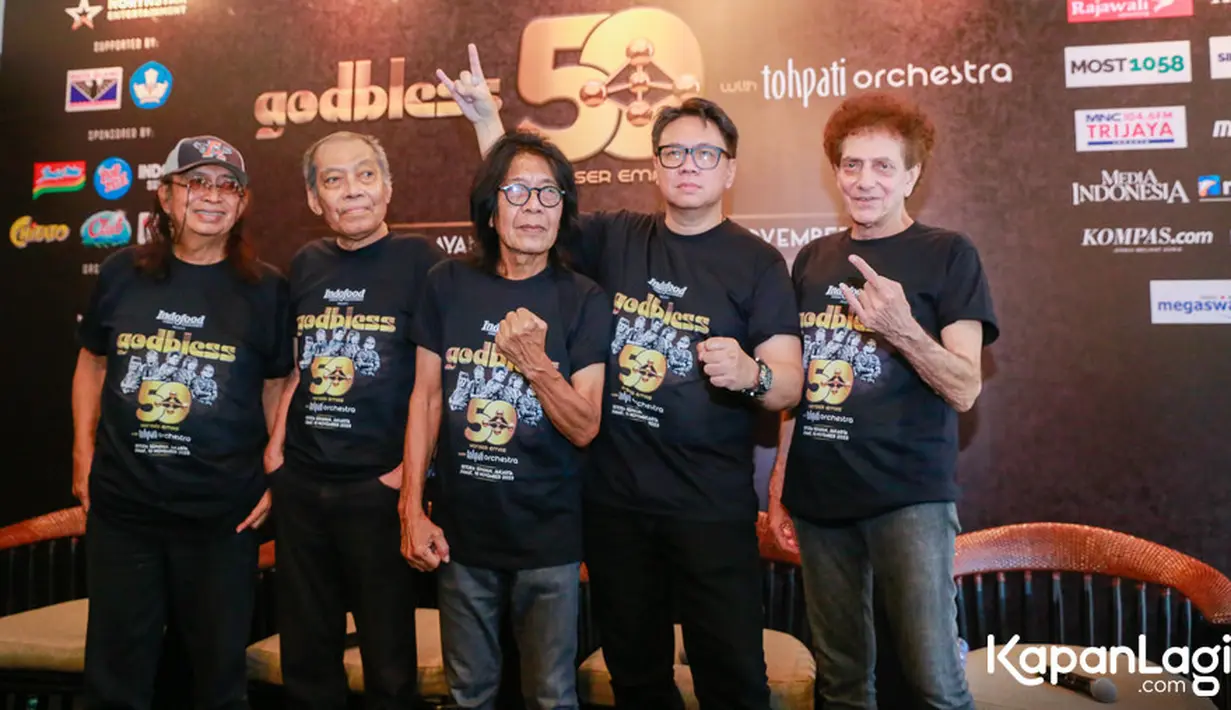 God Bless akan menggelar konser bertajuk 'God Bless 50 Tahun Konser Emas with Tohpati Orchestra', tepatnya pada hari Jumat (10/11) mendatang di Istora Senayan, Jakarta.  [Foto: KapanLagi.com/Muhammad Akrom Sukarya]