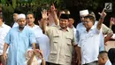 Capres 02 Prabowo Subianto bersama sejumlah tokoh dan kader pendukung menyapa awak media di depan Rumahnya, di Kertanegara, Jakarta, Rabu (17/4). Prabowo mengklaim menang Pilpres 2019 dengan persentase 54,4 persen, dan hasil quick count 52,2 persen. (Liputan6.com/Johan Tallo)