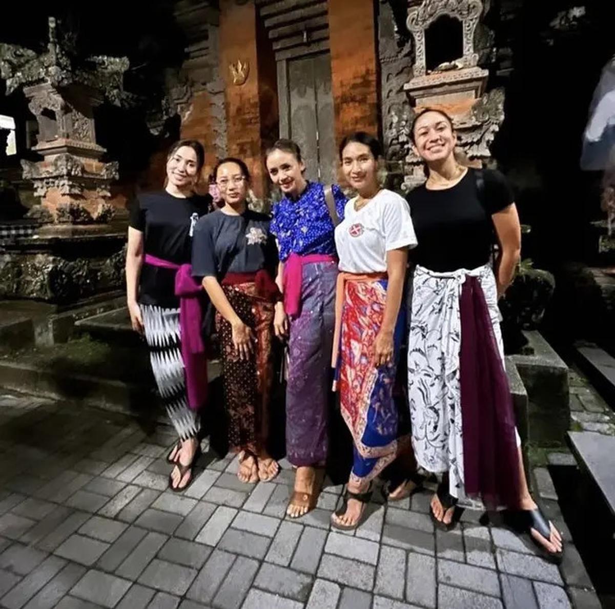 Dalam balutan kaos hitam, Puteri Indonesia 2022, Laksmi de Neefe, memukau dengan kombinasi kain hitam putih dan obi fuschia.&nbsp;