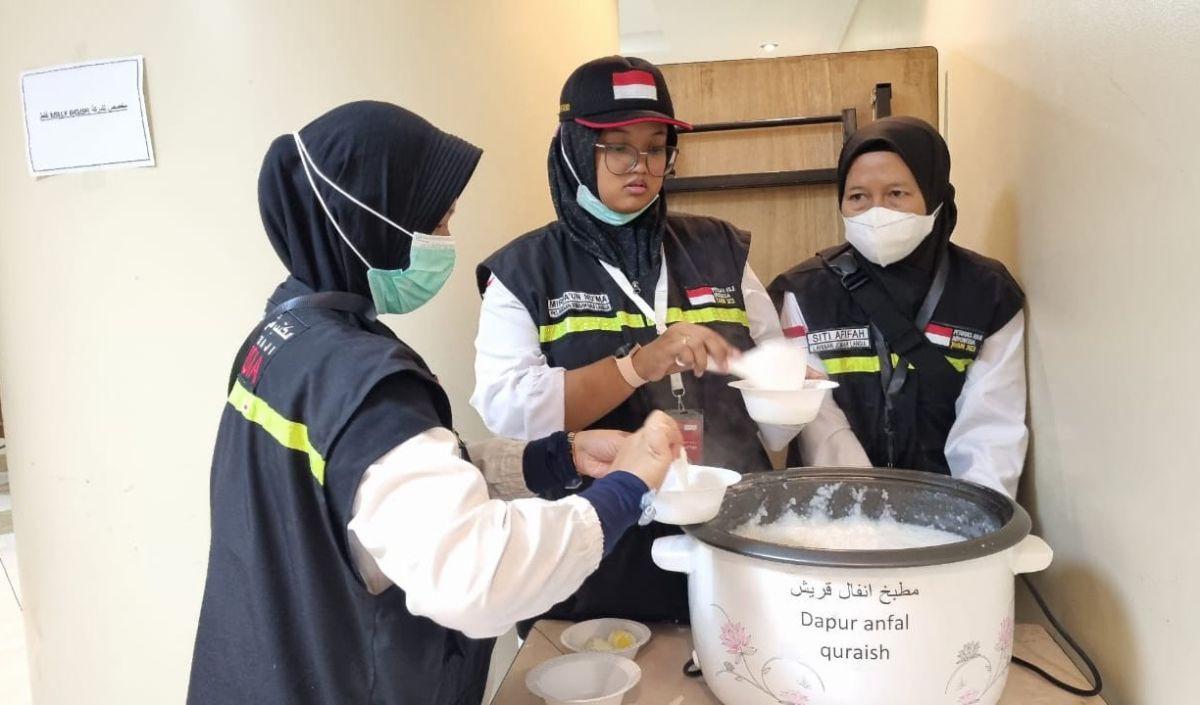 5. Petugas Sektor Makkah dan atau petugas kloter menyerahkan jemaah beserta kartu kendali kepada jasa pendorong kursi roda resmi.<br>