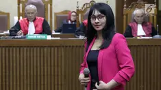 Mantan Bupati Kepulauan Talaud, Sri Wahyumi Maria Manalip saat menjalani sidang dakwaan di Pengadilan Tipikor, Jakarta, Senin (23/9/2019). Sri Wahyumi didakwa menerima suap uang dan barang dengan nilai sekitar Rp 591,9 juta dari pengusaha Bernard Hanafi Kalalo. (Liputan6.com/Helmi Fithriansyah)