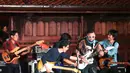 Unjuk kebolehan gitaris Dewa Budjana, Baron, Eross Chandra, Tohpati, dan Baim itu diberi nama Six Strings tampil begitu memukau penonton. (Andy Masela/Bintang.com)