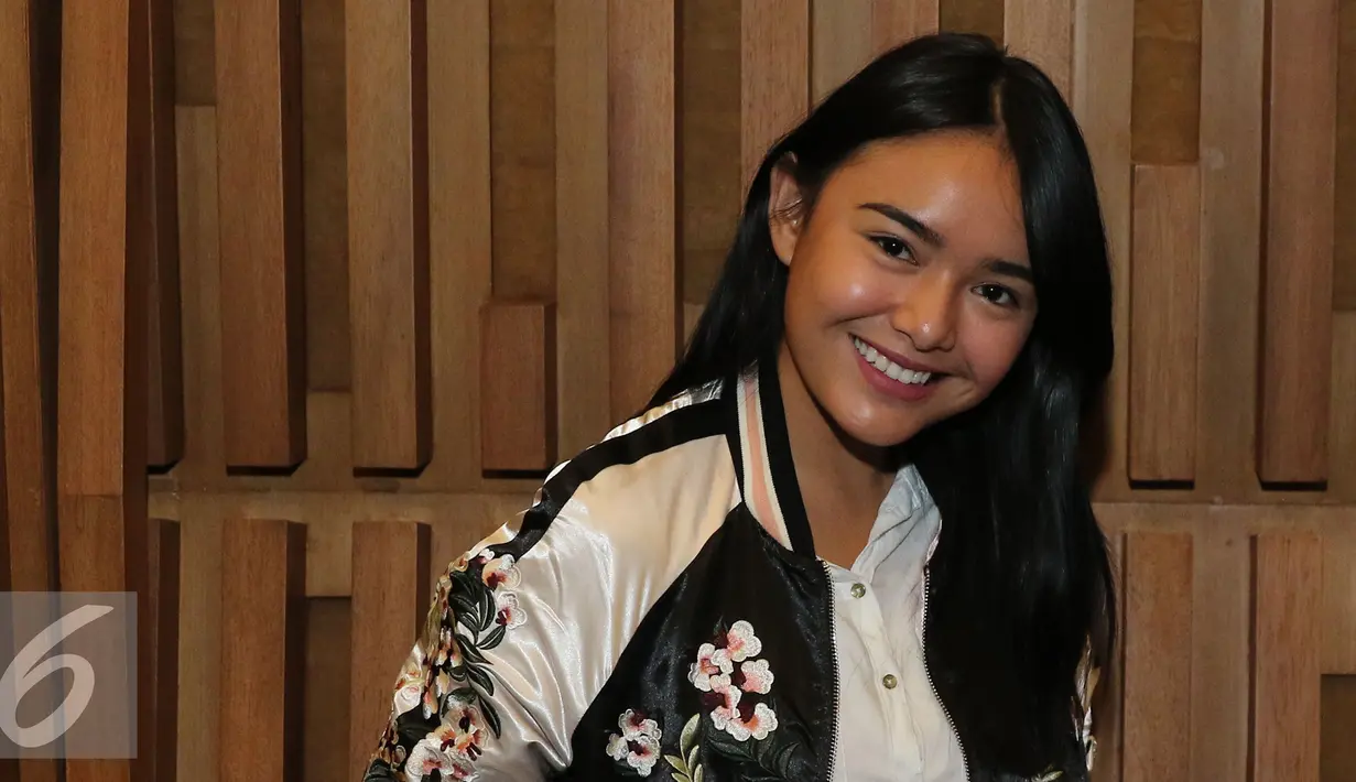 Artis Amanda Manopo berpose usai jumpa pres HUT SCTV ke-26 di SCTV Tower, Jakarta, (11/8). Menandai hari jadi SCTV ke-26, SCTV akan menggelar "Malam Puncak Perayaan HUT SCTV 26 Satu Untuk Semua" pada rabu (24/8/2016). (Liputan6.com/Herman Zakharia)