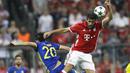Pemain Bayern Munchen, Javi Martinez (kanan) berduel dengan pemain Rostov, Sardar Azmoun pada laga grup D Liga Champions di Allianz Arena, Munich, Jerman, (14/9/2016) dini hari WIB. (AP Photo/Matthias Schrader)