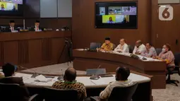Ketua Komisi Pemilihan Umum (KPU), Hasyim Asy'ari (keempat kiri) saat mengikuti sidang pemeriksaan dugaan pelanggaran Kode Etik Penyelenggara Pemilu (KEPP) dengan pihak pengadu Nus Wakerkwa di Gedung Dewan Kehormatan Penyelenggara Pemilu (DKPP), Jakarta, Jumat (26/4/2024). (Liputan6.com/Herman Zakharia)