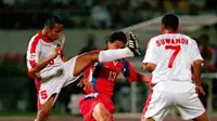Bejo Sugiantoro saat berduel dengan salah satu pemain Thailand di Piala Tiger 1998. (Bola.com/Dok. AFF)