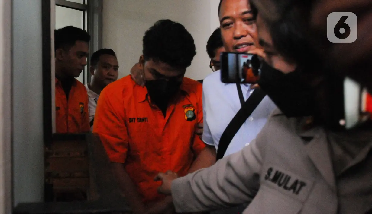 Turut hadir juga saksi lain yang dihadirkan oleh JPU, yakni mantan kekasih Mario, Anastasia Pretya Amanda alias APA telah hadir pada hari ini. (merdeka.com/Imam Buhori)