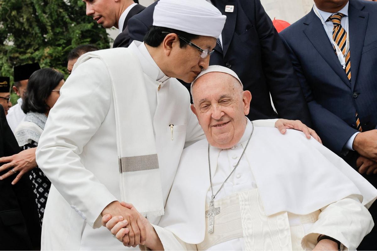 Mengenang Ciuman Penuh Haru Paus Fransiskus dan Imam Besar Masjid Istiqlal yang Jadi Sorotan Dunia