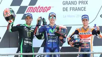 Juara MotoGP Prancis, Maverick Vinales bersama juara kedua, pembalap Tim Yamaha Tech 3 Johann Zarco dan juara ketiga, pembalap Tim Repsol Honda Dani Pedrosa merayakan kemenangan mereka di atas podium Sirkuit Le Mans, (21/5). (AP Photo/David Vincent)