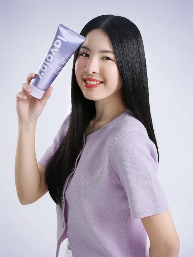 Seorang model perempuan berbaju ungu dengan rambut panjang tampak sedang memegang produk lavojoy So So So Smooth (Foto Dok: lavojoy Indonesia)