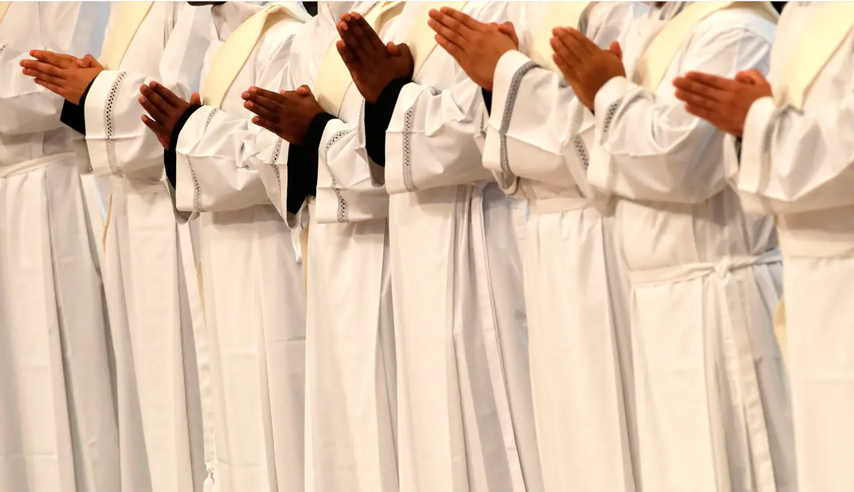 Para imam berdoa selama upacara penahbisan yang dipimpin Paus Fransiskus di Basilika Santo Petrus, Vatikan, Minggu (22/4). Paus Fransiskus mengingatkan para imam untuk selalu berbelas kasih. (AP Photo/Alessandra Tarantino)