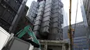 Tim pembongkaran mulai merobohkan Menara Kapsul Nakagin, bangunan ikonik yang dirancang arsitek Jepang Kisho Kurokawa pada tahun 1972, di distrik Ginza Tokyo, Selasa (12/4/2022). Pekerjaan pembongkaran menara yang terdiri dari 140 unit kapsul tersebut dimulai Selasa. (AP Photo/Eugene Hoshiko)
