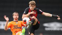 Gelandang Newcastle United, Javier Manquillo, berebut bola dengan gelandang Bournemouth, David Brooks, pada laga lanjutan Premier League pekan ke-32 di Vitality Stadium, Kamis (2/7/2020) dini hari WIB. Newcastle menang 4-1 atas Bournemouth. (AFP/Peter Cziborra/pool)