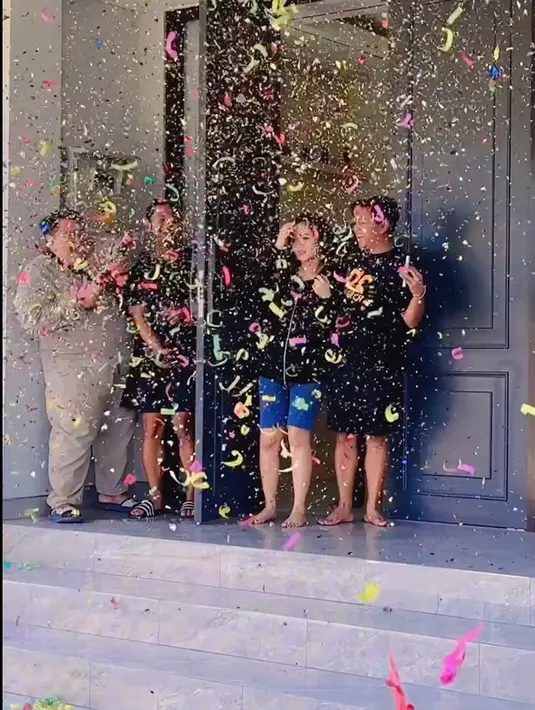 Bella tak bisa menyembunyikan rasa bahagianya. Potret bahagia begitu terpancar. Ia pun tak bisa mengambarkan rasa bersyukurnya di ulang tahunnya kali ini. [Instagram/bellabonita_r.a]