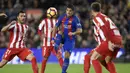 Striker Barcelona, Luis Suarez, mengontrol bola saat melawan Sporting. Pada laga ini Barca turun menggunakan formasi 3-4-3, sementara Sporting memakai skema 4-5-1. (AFP/Lluis Gene)