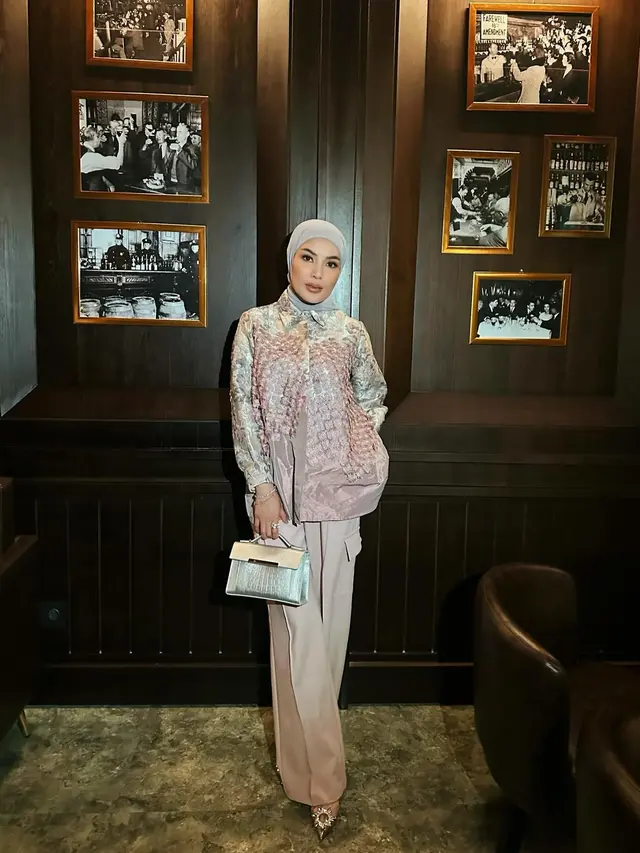 7 Potret Nindy Ayunda Berhijab Usai Jalani Umrah, Sosoknya Tuai Pujian