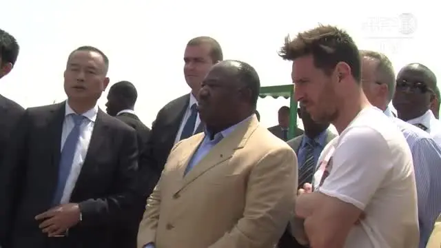 Lionel Messi mendampingi Presiden Gabon meresmikan stadion yang akan digunakan untuk Piala Afrika 2017 nanti.