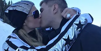 Sebelum melamar sang kekasih saat perjalanan ski ke Pegunungan Aspen, Colorado beberapa waktu lalu, Chris terlebih dulu menemui ayahnya Paris Hilton dang meminta izin untuk menikahinya. (Instagram/parishilton)
