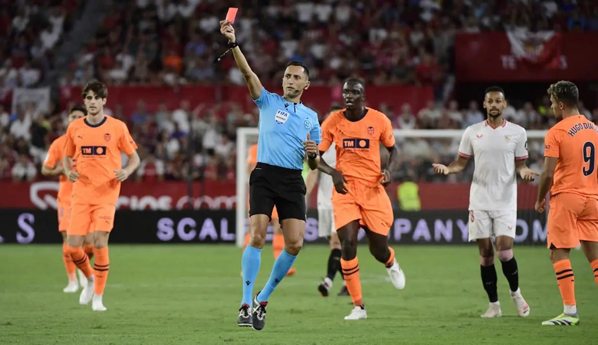 Sialnya, Sevilla harus bermain dengan 10 pemain sejak menit ke-81. Adalah Loic Bade yang dihukum kartu merah oleh wasit karena melakukan pelanggaran keras. (CRISTINA QUICLER/AFP)