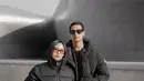 <p>Lihat saja betapa kompaknya Rachel dan Salim. Pasangan kekasih ini tampil kompak dengan mengenakan busana serba hitam. [Foto: instagram.com/rachelvennya]</p>