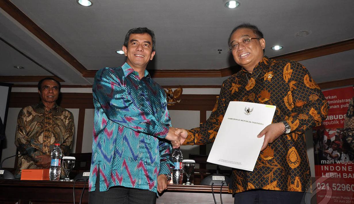 Ketua Ombudsman Danang (kiri) dan Menteri Indroyono Soesilo saat penyerahan rekomendasi izin hutan, Jakarta, Jumat (9/1). (Liputan6.com/Miftahul Hayat)