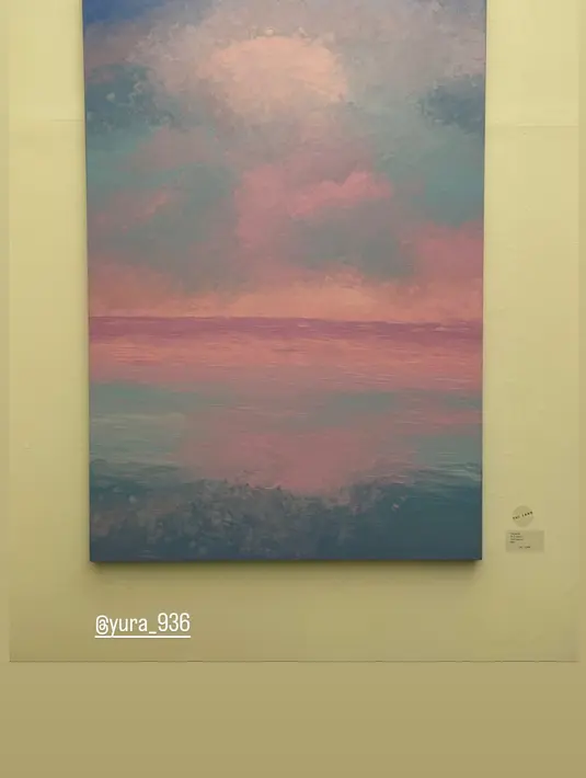 <p>Pameran lukisan Yura Girl's Day. Foto diambil oleh Song Hye Kyo. (Foto: Instagram/ kyo1122 via Soompi)</p>