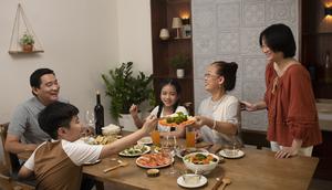 Dengan menjadwalkan makan malam bersama keluarga, menerapkan rutinitas tidur yang konsistens dan melibatkan anak dalam pekerjaan rumah menjadi kebiasaan yang bantu anak tumbuh menjadi cerdas. [Dok/freepik.com]