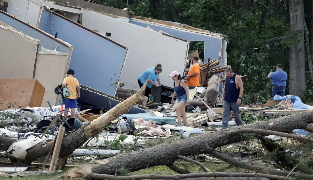 Sedikitnya 16 orang terluka antara kabupaten Nash & Edgecombe setelah tornado melewati Rocky Mount, North Carolina Rabu sore. (AP Photo/Chris Seward)