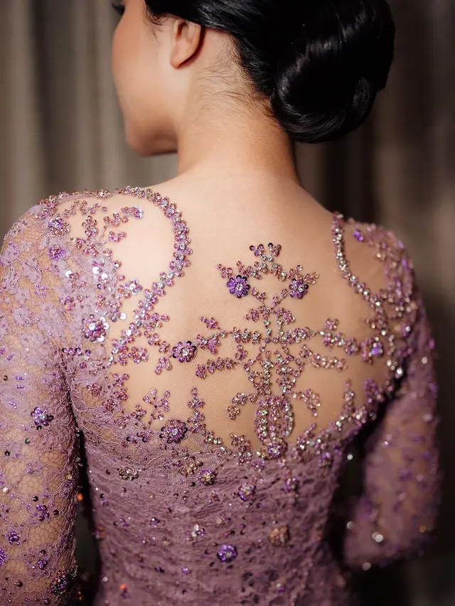 6 Pesona Anggun Hanggini Kenakan Kebaya Dusty Purple saat jadi Bridesmaid Pernikahan Sahabat