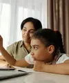 Langkah praktis bagi orang tua dalam menciptakan lingkungan yang suportif agar anak merasa aman untuk mencoba hal baru tanpa takut salah. [Dok/Pexels.com/August de Richelieu].