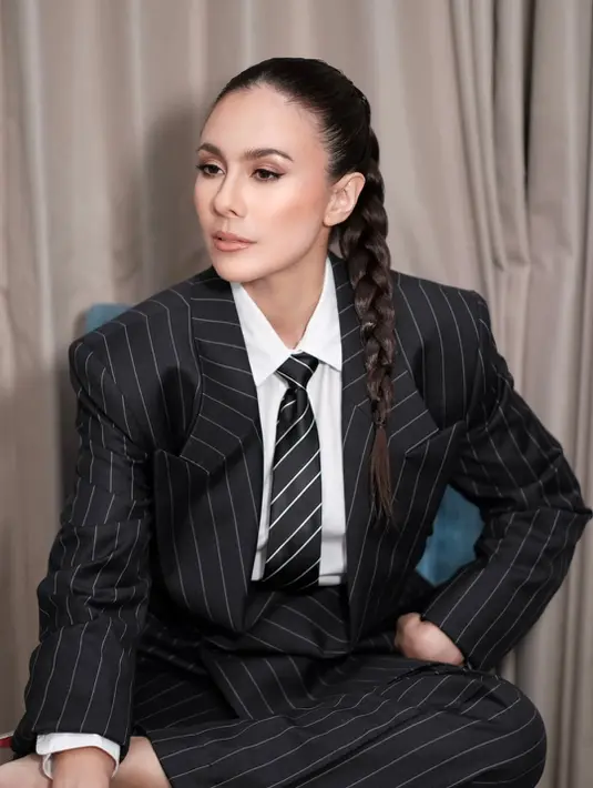 Rambut kepang ini lengkapi busana Wulan Guritno yang terlihat maskulin dan edgy [@wulanguritno]