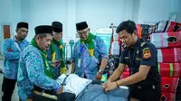 Petugas Bea Cukai tengah memeriksa barang bawaan jemaah Haji Indonesia yang kembali ke Tanah Air. (Istimewa)
