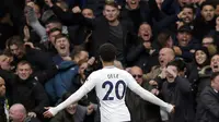 Dele Alli membuat suporter Chelsea terdiam dengan dua golnya pada lanjutan Premier League di di Stamford Bridge, London, (1/4/2018). Tottenham menang 3-1.  (AP/Alastair Grant)