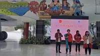 CEO AirAsia Indonesia Veranita Yosephine saat peluncuran livery bertemakan 'Lake Toba&amp;Beyond', di GMF, Jumat (17/3/2023).