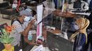 Nasabah melakukan transaksi perbankan di KCU Bank Mandiri Bintaro, Tangerang Selatan, Banten, Jumat (26/2/2021). Lembaga Penjamin Simpanan (LPS) menjamin simpanan nasabah di bank hingga Rp 2 miliar per nasabah per bank dengan syarat 3 T. (Liputan6.com/Angga Yuniar)