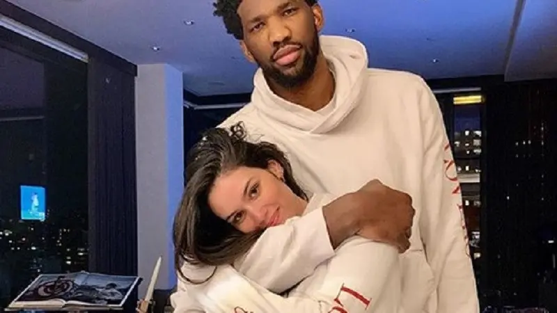 Joel Embiid bersama Anne de Paula