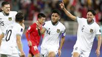 Selebrasi bek Timnas Indonesia, Asnawi Mangkualam (tengah) setelah menjebol gawang Vietnam melalui eksekusi penalti pada laga kedua Grup D Piala Asia 2023 di Abdullah Bin Khalifa Stadium, Doha, Qatar, Jumat (19/1/2024). (AP Photo/Hussein Sayed)