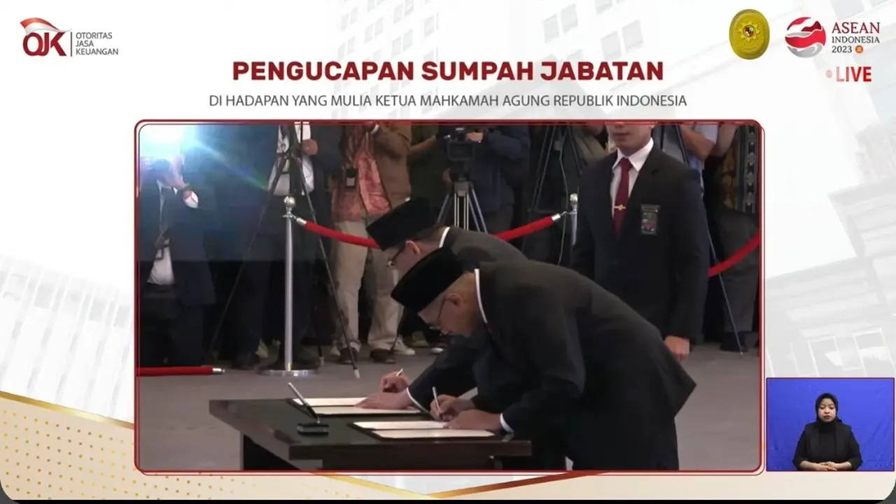 Pengucapan sumpah jabatan Agusman sebagai dan Hasan Fawzi sebagai ADK OJK periode 2023-2028.