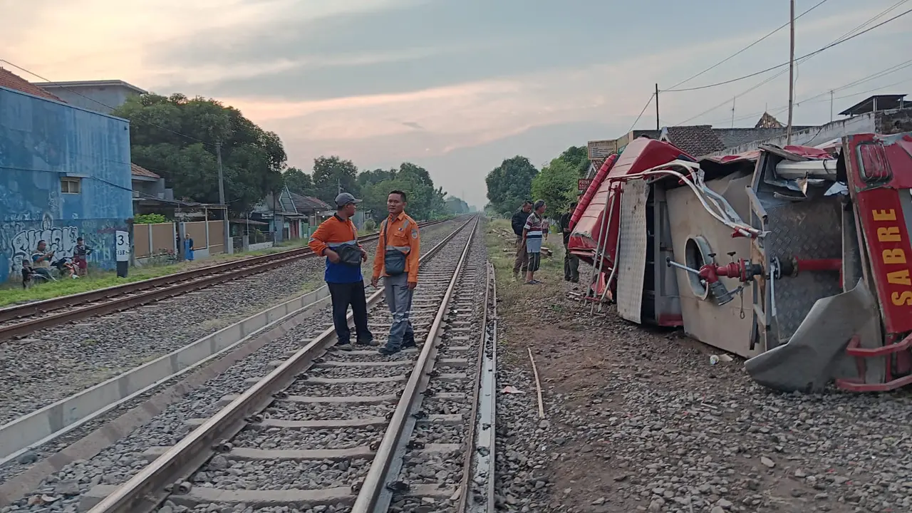 Foto mobil pemadam kebakaran tertabrak kereta api di JPL 93 (JPL dijaga) km 138+2/3 jalur hulu emplasemen Stasiun Haurgeulis