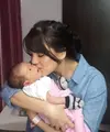 Setelah lima tahun mengarungi bahtera rumah tangga, akhirnya Alice Norin merasakan kebahagiaan menjadi seorang ibu. Alita Naora Lawi, dilahirkan Alice dengan proses persalinan Caesar dengan bobot 3,2 kilogram dan panjang 49 cm. (Altov Johar/Bintang.com)