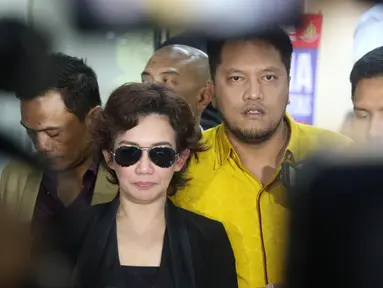 Reza Artamevia usai menjalani pemeriksaan di Resmob Polda Metro Jaya, Jakarta, Rabu (14/9). Reza diperiksa terkait kepemilikan dua pucuk senjata api yang ditemukan di kediaman Gatot Brajamusti. (Liputan6.com/Herman Zakharia) 