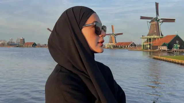 Outfit Serba Hitam Paula Verhoeven di Belanda (credit: https://www.instagram.com/paula_verhoeven/).