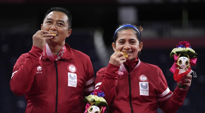 Hary/Leani saat berpose pamer emas Paralimpiade Tokyo 2020 (AP)