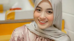 Bergabung dengan JKT48 ketika usianya 12 tahun dan kini berusia 25 tahun, tentunya banyak yang mengikuti perjalanan karier Nabilah Ayu. Dapat banyak ucapan selamat, Nabila Ayu ucap terima kasih dan mendoakan balik yang sudah mendoakannya. Anak kedua dari tiga bersaudara ini mendapatkan dua kue ulang tahun dengan ukuran berbeda di hari bahagianya. (Liputan6.com/IG/@nblh.ayu)